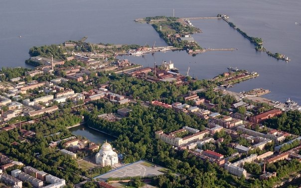 Курсант и пилот в кабине самолета