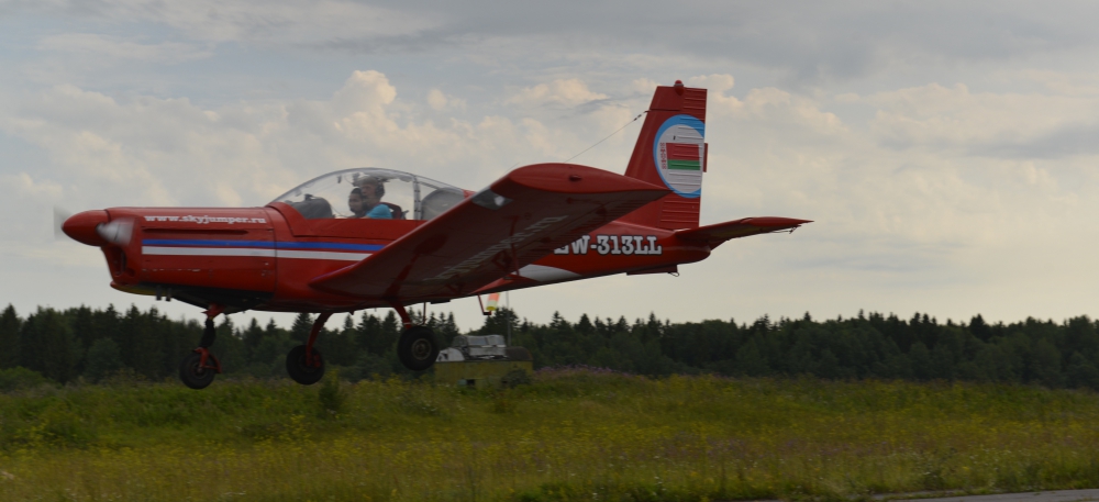 Самолет ZLIN-142 выполняет фигуру бочка