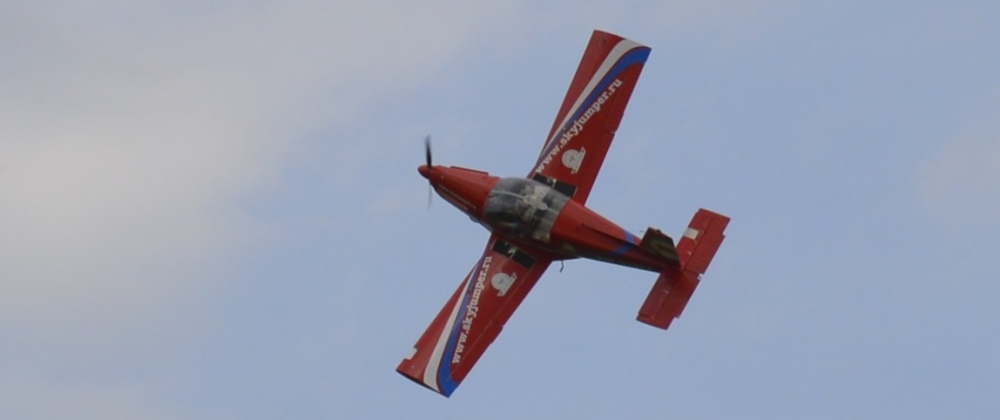 Самолет ZLIN-142 выполняет фигуру колокол