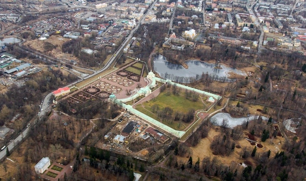 Приборная панель в кабине пилота